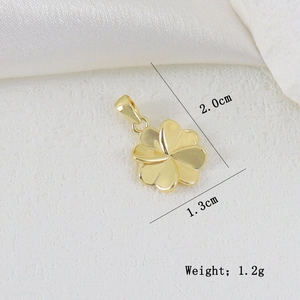 Dettaglio macro del ciondolo a fiore dorato da 1,2g con petali lucidi e gancio