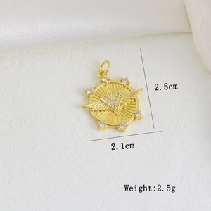 Detailansicht des goldenen Herz-Anhängers mit Flügeln, Maße ca. 2,5 cm mal 2,1 cm