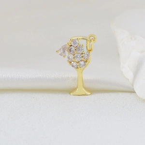 Dettaglio di un ciondolo a forma di calice d'oro con zirconi cubici scintillanti