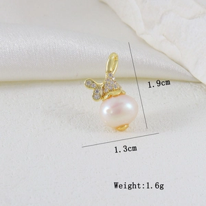 Dettaglio del ciondolo di perla con farfalla dorata e misure di 1,9cm per 1,3cm
