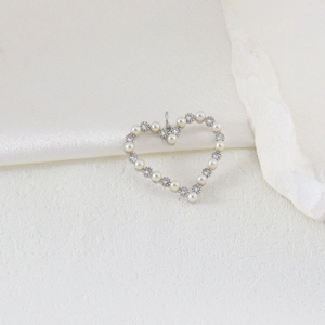 Elegante ciondolo a cuore in argento con perle bianche e zirconi su sfondo di raso