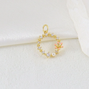 Pendente in oro e zirconi con perla bianca e fiore in smalto rosa, ciondolo elegante