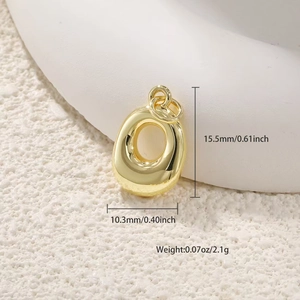 Vista macro con dimensiones del colgante ovalado bañado en oro 18K para joyería