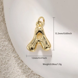 Vista detallada del colgante letra A en oro de 18K pulido, 15,3 mm x 12 mm