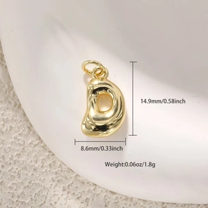 Colgante letra D bañado en oro de 18K pulido con medidas de 14,9mm de alto y 8,6mm de ancho
