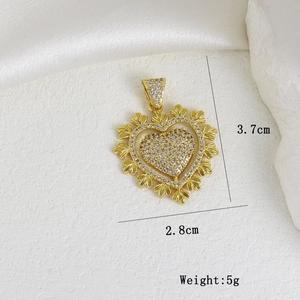 Detailed view of gold heart pendant with zircon pavé setting and dimensions 3.7x2.8cm