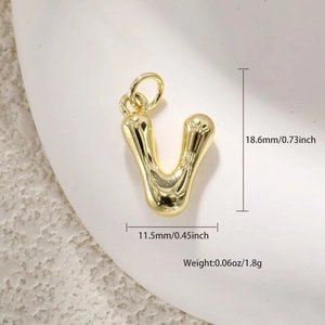 Detalle macro del colgante letra V bañado en oro 18K con medidas de 18,6 mm alto