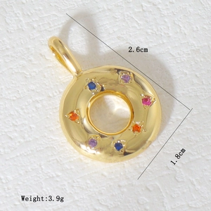 Dettaglio del ciondolo in oro 18k con altezza 2,6cm e zirconi colorati incastonati