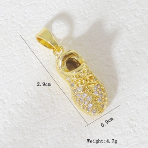 Vista dettagliata del ciondolo scarpa placcato oro 18k con zirconi bianchi altezza 2,9cm