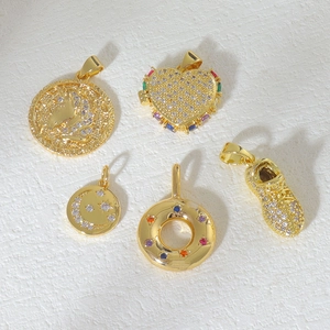 Ciondoli in Rame Placcato Oro 18K con Strass per Fai da Te Creazione Gioielli Cuore Medaglione Scarpa da Ginnastica Stella Luna Accessori