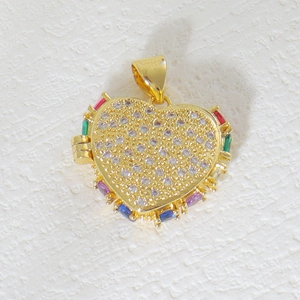 Dettaglio del ciondolo a cuore in oro 18k con gemme multicolori a taglio rettangolare