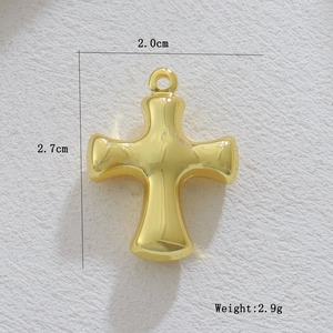 Dettaglio del ciondolo a croce dorata con dimensioni 2,0 cm di larghezza e 2,7 cm di altezza