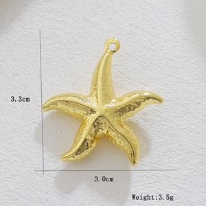 Dettaglio pendente stella marina dorata con dimensioni 3,3cm altezza e peso 3,5g