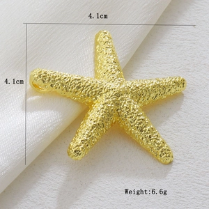 Dettaglio di un ciondolo a stella marina dorata da 4,1 cm con trama effetto lava
