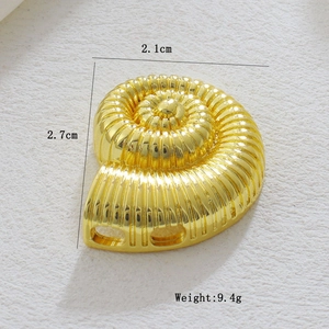 Dettaglio di un ciondolo a conchiglia a spirale dorata con misure 2,1cm x 2,7cm e peso 9,4g