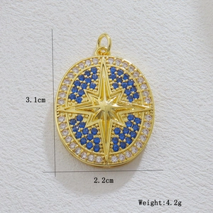 Dettaglio del ciondolo stella bussola dorata con pietre blu e bianche, misura 3,1x2,2cm