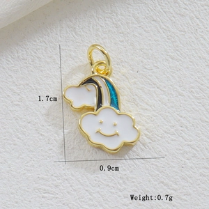 Détail d'un pendentif arc-en-ciel en émail plaqué or 18 carats avec mesure de 1,7 cm