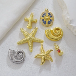 Ciondoli assortiti oro e argento con stella marina, nautilus e croce con zirconi