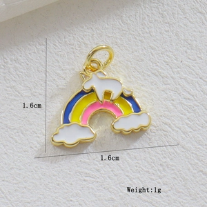 Macro d'un pendentif licorne arc-en-ciel plaqué or 18K pour la création de bijoux