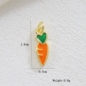 Macro du pendentif carotte montrant les dimensions 1.6cm x 0.5cm et poids 0.6g