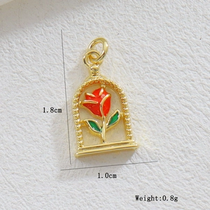 Détail du pendentif cloche rose plaqué or avec dimensions 1,8cm x 1,0cm et poids de 0,8g