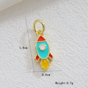 Détail du pendentif fusée en émail plaqué or 18K montrant les dimensions et le poids