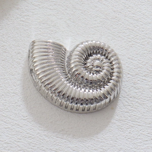 Vista macro del ciondolo a forma di nautilus in argento lucido con geometria a spirale