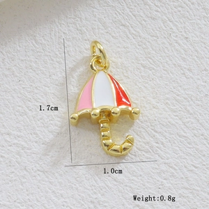 Vue macro du pendentif parapluie plaqué or 18 carats avec émail et dimensions