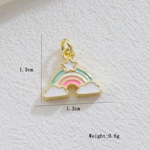 Vue détaillée des dimensions du pendentif arc-en-ciel et étoile plaqué or 18 carats