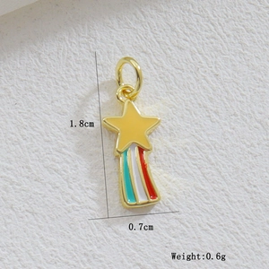 Vue macro d'un pendentif étoile plaqué or 18K avec émail coloré pour bijoux DIY