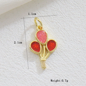 Vue macro du pendentif ballon avec paillettes roses et rouges et contour doré