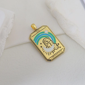 Vista macro detallada del colgante de tarot L'IMPERATRICE con baño de oro y esmalte fino
