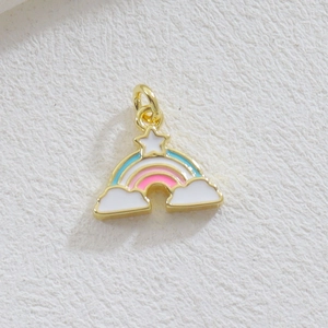 Vue macro d'un pendentif arc-en-ciel plaqué or 18 carats avec nuages en émail pour bijoux DIY
