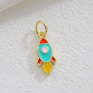 Vue détaillée du pendentif fusée plaqué or 18 carats avec émail coloré goutte à goutte