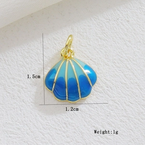 Detail showing shell pendant dimensions 1.5cm by 1.2cm with weight of 1g for jewelry
