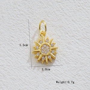 Détail d'un pendentif soleil plaqué or 18k avec zircons et mesures de dimension