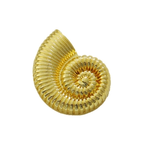 Ciondolo a forma di nautilus dorato in metallo lucido con texture a spirale dettagliata