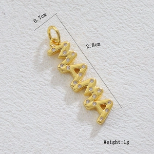 Détail du pendentif MAMA plaqué or avec zircons, dimensions 2,8cm sur 0,7cm