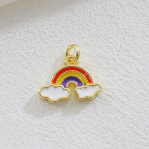Macro d'un pendentif arc-en-ciel en émail plaqué or 18K avec nuages pour bijoux