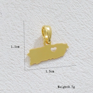 Vue détaillée du pendentif carte de Porto Rico plaqué or 18 carats avec cœur ajouré