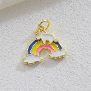 Vue détaillée du pendentif licorne arc-en-ciel plaqué or pour la création de bijoux DIY