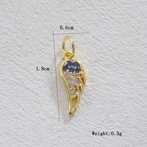 Détail macro du pendentif aile plaqué or 18k avec zircons bleus et données de mesure