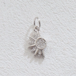 Vue détaillée du pendentif soleil en argent serti de zircons cubiques brillants