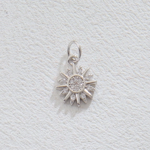 Pendentif étoile argentée avec pierres blanches sur cuir en gros plan vue macro