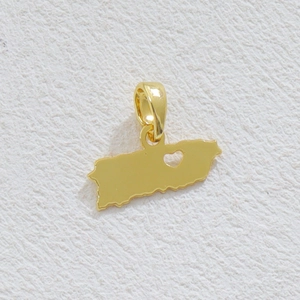 Détail du pendentif carte de Porto Rico plaqué or 18 carats avec cœur ajouré