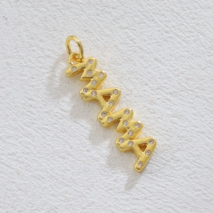 Gros plan du pendentif MAMA plaqué or 18k serti de cristaux de zircone blancs brillants