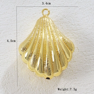Detailansicht eines vergoldeten Muschelanhängers mit Maßen 4,5cm x 3,4cm und 7,3g Gewicht