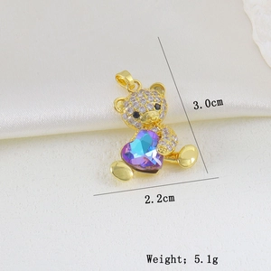 Detailed view of bear pendant size 3.0x2.2cm with weight 5.1g and cubic zirconia