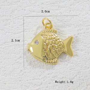 Nahaufnahme eines 2,1 cm Gold-Fisch-Anhängers mit Schuppenstruktur und Zirkonia-Auge