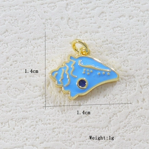 Detail eines blau emaillierten Meerjungfrau-Muschel-Anhängers, vergoldet, 1,4 cm, 1g Gewicht